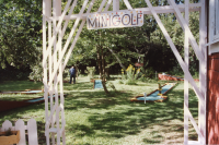 Äppellundens sommarcafé och minigolf låg på Mörbyvägen 5. Bostadshuset byggdes 1926 av Bertha och Henning Andersson och kallades Olofshov. Sedan kommunen köpt marken hade bland annat Moderaterna lokaler i huset. Trädgården kallades den sista tiden för Äppellunden. Här fanns ett litet sommarcafé som serverade enklare lunch och kaffe under trädgårdens äppelträd. Bostadshuset revs i april 2000 efter stora stridigheter om områdets utbyggnad.