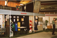 På Vallentuna fack- och konsumentmässa EXPO 98 i Vallentuna ishall presenterades både företag och kommun. Här syns Kulturförvaltningens monter. Mässan pågick 14-17 maj 1998.