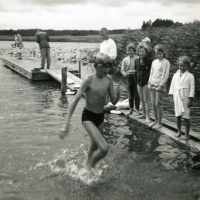 Lennart Holm iklädd eklövskrans har tagit bronsmagister i simning, Vivelasjön sommaren 1961.