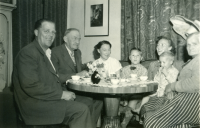 Från vänster Helge Henningsson, tegelfabrikör Axel Lundqvist, Ingrid Lindblom, Karl-Ivar Lindblom, Elisabeth Henningsson, Agneta Henningsson och Berna Henningsson. Axel Lundqvist startade Vallentuna tegelbruk 1919. 
Berna Henningsson var Vallentunas barnmorska. 