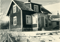 Rosenhill i Vallentuna byggdes 1910 med fastighetsbeteckningen Rickeby 1:9. På 1950-talet bodde Fridolf och Margareta "Lillan" Thomsson i huset med dottern Kristina ”Kia” Thomsson gift Peterson. Huset revs på 1960-talet inför bygget av förskolan Videgården 1969.