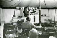 Kristusmissionens tältkampanj på Sommarvägen 19 i Vallentuna. Sång och musik med Augustin Winther, Sture Winther och Maij Yngwén. Thure Lundblad från Köping sitter framför podiet, 
•Fotografiet ingår i bildserien ”Vardagsliv i Vallentuna kommun” av Rachael Gough-Azmier & Gunilla Blomé, Haga Studios HB.