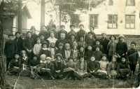 Stångberga skola. Skolfotografi. Lärarinna Gerda Wikland. Uppgift om fotoår saknas.