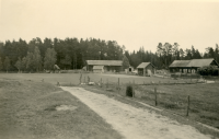 Kråktorp ligger utmed vägen mellan Lindholmens gård och Vada, strax öster om Södertorp.