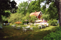 Äppellundens sommarcafé och minigolf låg på Mörbyvägen 5. Bostadshuset byggdes 1926 av Bertha och Henning Andersson och kallades Olofshov. Sedan kommunen köpt marken hade bland annat Moderaterna lokaler i huset. Trädgården kallades den sista tiden för Äppellunden. Här fanns ett litet sommarcafé som serverade enklare lunch och kaffe under trädgårdens äppelträd. Bostadshuset revs i april 2000 efter stora stridigheter om områdets utbyggnad.