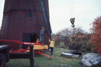 Väsby kvarn får nya vingar som ersätter de tidigare vingarna som förstördes redan 1969 under en storm. Hösten 1982 anlände de nya vingarna på lastbil.