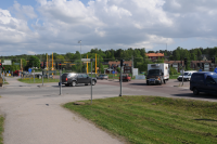 Biltrafik vid järnvägskorsningen söder om Vallentuna station. Korsningen kallades i folkmun för ”Röda korset” eftersom det ofta blev stopp och långa köer. Korsningen ersattes av en planskild korsning med järnvägsbro som stod klar runt 2013.