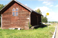 Godsmagasinet vid Frösunda järnvägsstation före renoveringen 1999.

Stationsmiljön i Frösunda, med stationshuset, Stinsens tvättstuga och godsmagasinet, är ett mycket väl bevarat exempel på hur det såg ut här förr. Det stora godsmagasinet invid rälsen användes av järnvägsbolaget för att förvara styckegods som sedan skulle fraktas vidare med tåg. 

Godsmagasinet finns redovisat på en järnvägskarta från mitten av 1880-talet och är alltså jämnårigt med Roslagsbanan. Byggnaden är unik då Länsstyrelsen inte känner till något motsvarande godsmagasin från denna tid i Stockholms län. I slutet av 1990-talet tog Frösunda hembygdsförenings beslut om ett bevarande av magasinet. Föreningen ansökte om pengar för det falsade plåttaket, vilket beviljades hos Länsstyrelsen. Takarbetet och målning av byggnaden utfördes ideellt av människor i bygden. Fasadens färgsättning återskapandes med utgångspunkt från gamla färglager som skrapades fram närmast träet.