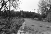 Viadukten för Roslagsbanan över Karlbergsvägen. 
•Fotografiet ingår i bildserien ”Vardagsliv i Vallentuna kommun” av Rachael Gough-Azmier & Gunilla Blomé, Haga Studios HB.
