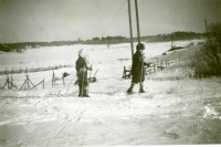 Bengt Axén född 1942 och systern Margareta Axén på skidor, vinterklädda med riktiga skinnmössor. Baksidan av ”Kärlekskullen”, senare Anderssons villa. Husen till vänster är Haga. Till höger en källare som tillhörde husen ovanför, de första på vänster sida på Albyvägen.  
Begsättra i Angarn med café och Shell bensinstation drevs av barnens far Seth Abel Axén (levde 1899-1986) tillsammans med hustrun Ruth (1904-2003) samt systern Olga Axén (död 1951). Seth började med en kiosk på 1930-talet. 1947 byggdes fastigheten om.