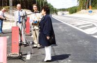 Kommunalrådet Birgitta Almlöf invigningstalar när Arningeleden invigs i juni 1999. Arningeleden byggdes efter många och långa diskussioner och stridigheter för att minska biltrafiken genom Täby kyrkby och öka tillgängligheten för transporter till Vallentuna. Vägen drogs fram i naturmark och några gamla fastigheter med uppvuxna trädgårdar fick rivas, bland annat Kristineberg vid Fågelsångsvägen.