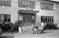 Centrumbio i Vallentuna centrum sett från Industrivägen. En affisch på fasaden visar att det är filmen "Mannen med oxpiskan" med Clint Eastwood som spelas. Huset byggdes 1938-1939. Här visade Henry och Inga Tonman film. 1980 tog Stiftelsen Centrumbio över verksamheten och från 1988 drevs biografen av IOGT-NTO:s Våra gårdar, Den sista filmen som visades här, den 10 mars 2013, var "Små citroner gula".
•Fotografiet ingår i bildserien ”Vardagsliv i Vallentuna kommun” av Rachael Gough-Azmier & Gunilla Blomé, Haga Studios HB.
