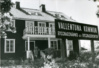 Det gamla ålderdomshemmet på Skolvägen, som byggdes 1928, användes en period av Vallentuna kommun som lokaler för byggnadsnämnd och byggnadskontor innan verksamheterna flyttade till Tunahuset i centrum.
•Fotografiet ingår i bildserien ”Vardagsliv i Vallentuna kommun” av Rachael Gough-Azmier & Gunilla Blomé, Haga Studios HB.