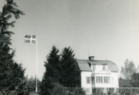 Villa Marieborg i centrala Vallentuna med hissad flagga, hem för familjen Lindström. Här fanns den "längsta flaggstången". Villan byggdes 1907 och stod vid korsningen mellan Källvägen och Mörbyvägen. Huset revs 1985 för att lämna plats åt daghemmet Videgården. 