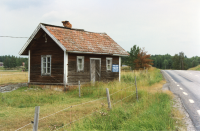 Litet hus i Ösby på vägkanten vid Gamla Norrtäljevägen (på vänster sida i riktning mot Norrtälje). Huset står på fastigheten Ösby 5:1, enligt kommunens tomtkarta och tillhör den gård i byn Ösby som benämns Ösbyhof. I huset fanns förr en bastu (1950-talet och förmodligen tidigare) och kanske även tvättstugan ännu tidigare. På fasaden sitter en reklamskylt "Vatten Brunnsborrning Arne Ek KB (telefonnummer), Bergshamra".