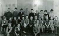 Klass 1 och 2 i Kårsta skola småskolan, läsåret 1953-1954.
Från vänster, övre raden: Tommy Söder, Leif Anderberg, Roland Eriksson, Torbjörn Eriksson, Olle Sjöblom, Urpo Tanskanen, Anders Lindgren, Alf Eriksson och Anders Andersson.
Mittenraden: okänd, Marianne Ljungstedt, Birgitta Forsberg, Britt-Mari Wennberg, Maud Brännlund, Lena Lundin, Monica Esterling, Ingrid Wennström, Åse Hellberg, Eva Andersson, okänd, Eja Tanskanen och Maj Forsman.
Sittande: Lennart Jansson, Bengt Johansson, Tommy Sand och Lars Söderström.
Uppgifter och original: Roland Eriksson