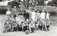 Magister Halvar Hedler med skolbarnen i Storskolan i Kårstaby läsåret 1959-60.