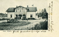 Hall i Kårsta. Kopia av vykort med texten "Gerda gratuleras hjärtligt af E B. Jag hoppas att du känner igen mig, för jag står där som du ser." Poststämplat 1905