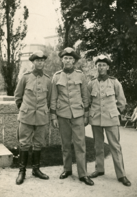 Sten-Erik Lindström längst till vänster var stationerad vid Kungl. Livregementet till häst, K 1.
Fotodatum saknas men troligen militärtjänstgöring på 1940-talet under andra världskriget. Sten-Erik Lindström föddes 1908 och växte upp i villa Marieborg i centrala Vallentuna.