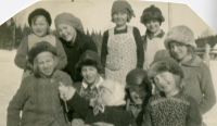 Elever i Harsbro skola vintern 1933. Med på bild finns också lille Ingemar Lindell i mitten längst fram. 

Bakgrund: Vid sekelskiftet 1900 finns vid sidan av kyrkskolorna såväl småskolor som nya folkskolor ute i socknarna. När småskolan i Fastarby, Össeby-Garns socken, vräks av sin hyresvärd måste en ny skola byggas. Hakunge gård ställer mark till förfogande och Harsbro skola byggs i alla hast vid södra änden av Stora Harsjön. Trakten runt skolan är enslig och skolvägen genom skogen är svårframkomlig. Till höstterminen 1905 välkomnas skolans första folkskollärarinna, Eva Cederlund. Vid ett sammanträde den 19 juli 1938 beslutar kommunalnämnden i Össeby kommun ”att för ett år verkställa indragning av Harsbro skola”. 

Dåvarande folkskollärarinna Ingrid Lindell förflyttas till kyrkskolan och skolskjuts anordnas för skolans elever. Lärarbostaden hyrs ut för en årskostnad av 250 kr. 
Från 1967 används Harsbro skola som klubblokal för Össeby Orienteringsklubb. De bygger en ny stor yttertrappa samt lägger om tegeltaken samma helg som trafikomläggningen den 3 september 1967.  Den 3 maj 1977 beslutar Kommunstyrelsen att Harsbro skola ska säljas och ger fastighetskontoret i uppdrag att påbörja försäljningen. I dag (2019) är fastigheten privatbostad.