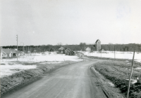 Väsbyvägen med vy mot Vallentuna kyrka. Till vänster skymtar det nya villaområdet på Prästgårdsgärdet.