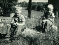 Gunnar Wetterqvist och Lennart Holm lekte morfar Ginko efter radioprogrammet. Bilden tagen från Solbacka österut.