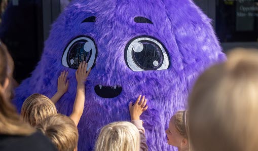 Barn står vid Sopis - vår maskot för avfall och återvinning