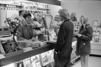 Pressbyråns nya lokal i Tunahuset, tidigare fanns bara en kiosk vid stationen. Personal och kunder vid disken.
•Fotografiet ingår i bildserien ”Vardagsliv i Vallentuna kommun” av Rachael Gough-Azmier & Gunilla Blomé, Haga Studios HB.