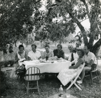 Margareta-kaffe under "fruntimmersveckan" i trädgården vid Rosenhill. Från vänster sitter Gunhild, Urban och Arne Lindström, lärarinnan Edit Lindström, Elisabet och Albin Jonsson, Margareta och Fridolf Thomsson. I villa Rosenhill bodde Fridolf och Margareta "Lillan" Thomsson med dottern Kristina ”Kia”.