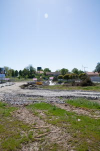 Foto från 2020 inför byggande av nya bostäder vid Gärdesvägen / Centralvägen. Gärdesvägen allra längst till höger. Vy mot Vallentuna kyrka.