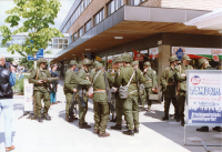 Hemvärnet visar upp sin verksamhet vid ett evenemang på Tuna torg våren 1990.