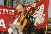 Trubaduren Ove Engström uppträder på Tuna torg 1 maj 1998.