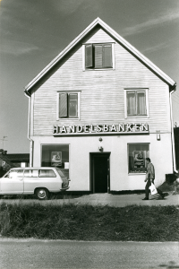 Handelsbankens lokaler på Allévägen i Vallentuna centrum.
•Fotografiet ingår i bildserien ”Vardagsliv i Vallentuna kommun” av Rachael Gough-Azmier & Gunilla Blomé, Haga Studios HB.