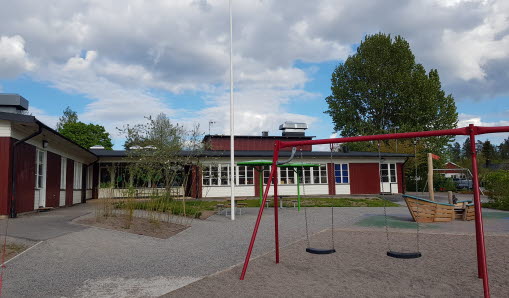 Utemiljö med gungor tillhörande förskolan Kusin Vitamin