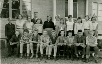 Klass 7 i Vada skola, läsåret 1958-1959.
Elever från skolorna Kårsta, Vada, Angarn, Sjöberg, Össeby-Garn och Stångberga gick gemensamt i Vada skola.
Från vänster, övre raden: Anna-Greta Dahlbeck, Birgitta Johansson, Eivy Ländin, läraren Stig Karlsson, Birgitta Öberg, lrmelin Gustavsson, Sigbritt Johansson, Kerstin Berggren, Stigs dotter, Anita Andersson, Mona Axelsson, Agneta Jansson och Elisabeth Eriksson. 
Sittande: Roddy Bergman, Bernt Hillgren, Torbjörn Eriksson, Bengt Gustavsson, Kurt Fast, Bernt Hedlund, Roland Eriksson, Leif Karlsson och Lennart Jansson.
Uppgifter och original: Roland Eriksson