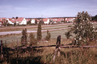 Vy från backen vid Väsby kvarn. Till vänster syns villorna på Prästgårdsgärdet med adresser som Centralvägen, Sommarvägen, Höstvägen och Vintervägen.