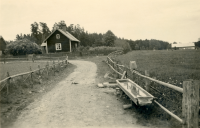 Kråktorp ligger utmed vägen mellan Lindholmens gård och Vada, strax öster om Södertorp.