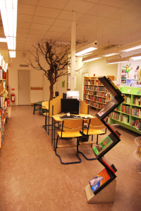 Bibliotekets lokaler i förvaltningshuset Tärningen i augusti 2012. Lokalhistoriska avdelningen, Vallentuniana. Biblioteket invigdes i Tärningen oktober 1982. Trettio år senare gick flytten till nybyggda lokaler i Vallentuna Kulturhus som invigdes i november 2012.