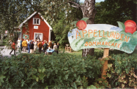 Äppellundens sommarcafé och minigolf låg på Mörbyvägen 5. Bostadshuset byggdes 1926 av Bertha och Henning Andersson och kallades Olofshov. Sedan kommunen köpt marken hade bland annat Moderaterna lokaler i huset. Trädgården kallades den sista tiden för Äppellunden. Här fanns ett litet sommarcafé som serverade enklare lunch och kaffe under trädgårdens äppelträd. Bostadshuset revs i april 2000 efter stora stridigheter om områdets utbyggnad.