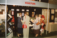 På Vallentuna fack- och konsumentmässa EXPO 98 i Vallentuna ishall presenterades både företag och kommun. Här syns Kulturförvaltningens monter. Mässan pågick 14-17 maj 1998.