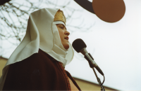 Invigning av firandet "800 år Vallentuna 1998" vid Paviljongen på Tuna torg den 25 mars 1998. Kommunalrådet Birgitta Almlöf invigningstalar. 

800-årsjubileet 1998 firades med anledning av Vallentunakalendariet från 1198, som kan vara den äldsta boken präntad i Sverige.