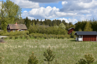 Byggnader vid Strömstorp, kallat Strömmen, i Frösunda. Strömstorp hörde till Lindholmens gård. Höga popplar och granar ger insynsskydd. 