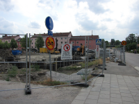 Här har grundarbetet påbörjats för bygget av Vallentunas nya Kulturhus och bibliotek som stod klart för invigning i november 2012. Det första spadtaget togs i april 2010. I bakgrunden syns husen på Skördevägen. Till höger går Mörbyvägen. Längst bort syns kyrkan med kyrktuppen.