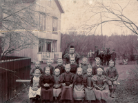 Skolfoto från Pukeby skola i Össeby-Garn. Pojken till vänster i översta raden är Hilding Östberg född 1890. Han var morbror till Kerstin Balck-Ahlén som var född och växte upp i Lilla Garn. Hennes föräldrar var Rudolf och Ingrid Balck. Bilden överlämnades i samband med skolmuseets återöppnande den 29 augusti 2021. Originalet finns på Vallentuna skolmuseum.

Uppgifter från Börje Sjöman.