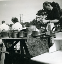 Auktion på 1950-talet i Solsta, Frösunda. Kopparbunkar på ett bord. Eventuellt är det Arne Lindström till höger Auktionsförrättare var Sven Wahlström.