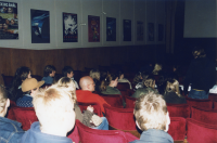 Filmvisning på Centrumbio 2007.  Publiken sitter i bänkarna. På väggen sitter en rad med gamla filmaffischer. Centrumbio revs den 15 oktober 2015. Huset byggdes 1938-1939. Här visade Henry och Inga Tonman film. 1980 tog Stiftelsen Centrumbio över verksamheten och från 1988 drevs biografen av IOGT-NTO:s Våra gårdar. Den sista filmen innan bioverksamheten upphörde visades den 10 mars 2013 och hette "Små citroner gula".