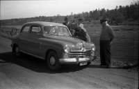 Möte vid vägskälet utanför Lillgården. Barnet Karl Erik Nyberg och Hugo Nyberg står bakom bilen, till höger Manfred Ekholm och mannen i förgrunden är Zackeus Jansson. Uppgift om fotoår saknas.