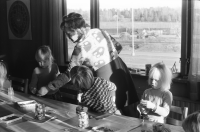 Trafikskola för barn.
•Fotografiet ingår i bildserien ”Vardagsliv i Vallentuna kommun” av Rachael Gough-Azmier & Gunilla Blomé, Haga Studios HB.
