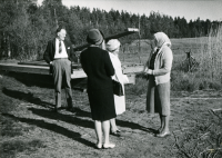 Bryggan uppdragen vid Vivelstasjön. Från vänster Gerhard Holm, Anna-Lisa Holm, Linnea Holm och Elsa Holm.