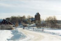 Kyrkvägen mot Vallentuna kyrka. Snö täcker marken.